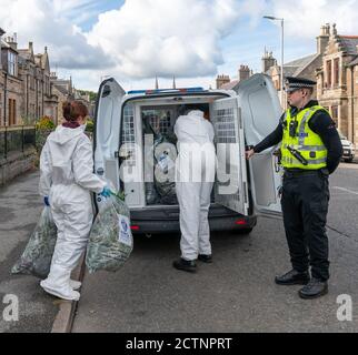 Highlander Hotel, 75 West Church Street, Buckie, Moray, Royaume-Uni. 23 septembre 2020. ROYAUME-UNI. Il s'agit de la police qui retire toutes les usines de cannabis, ensachées et étiquetées pour preuve de l'hôtel dans lequel l'usine de cannabis a été découverte le dimanche 20 septembre 2020 par la police Ecosse. Credit: JASPERIMAGE / Alamy Live News Banque D'Images