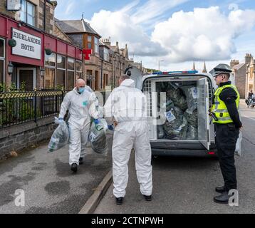 Highlander Hotel, 75 West Church Street, Buckie, Moray, Royaume-Uni. 23 septembre 2020. ROYAUME-UNI. Il s'agit de la police qui retire toutes les usines de cannabis, ensachées et étiquetées pour preuve de l'hôtel dans lequel l'usine de cannabis a été découverte le dimanche 20 septembre 2020 par la police Ecosse. Credit: JASPERIMAGE / Alamy Live News Banque D'Images