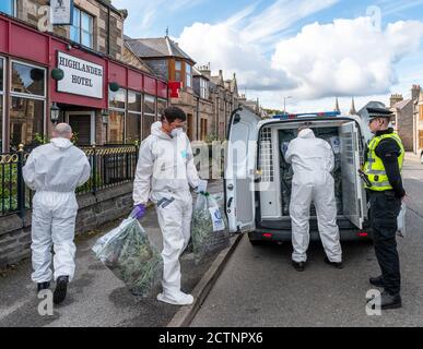 Highlander Hotel, 75 West Church Street, Buckie, Moray, Royaume-Uni. 23 septembre 2020. ROYAUME-UNI. Il s'agit de la police qui retire toutes les usines de cannabis, ensachées et étiquetées pour preuve de l'hôtel dans lequel l'usine de cannabis a été découverte le dimanche 20 septembre 2020 par la police Ecosse. Credit: JASPERIMAGE / Alamy Live News Banque D'Images