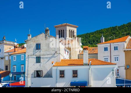 Ville de Cres sur l'île de Cres, côte Adriatique en Croatie, vieux bâtiments en centre ville Banque D'Images