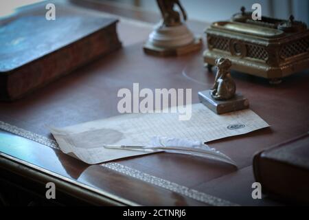 Très vieille lettre écrite en plumes sur le bureau ancien Banque D'Images