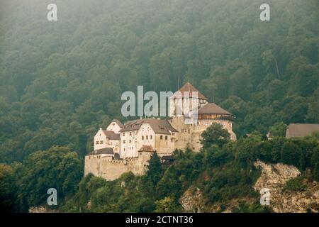 Vaduz, Liechtenstein. Château de Vaduz (en allemand : Schloss Vaduz), palais et résidence officielle du Prince du Liechtenstein Banque D'Images