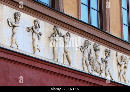 Relief représentant de petits garçons avec des instruments de musique et de chèvre élévation avant de l'ancienne maison de résidence Banque D'Images