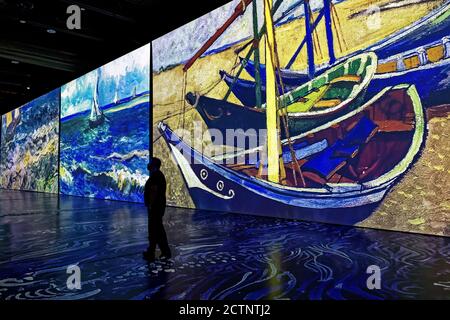 Personnes à l'exposition immersive imagine Van Gogh à Québec, Canada Banque D'Images