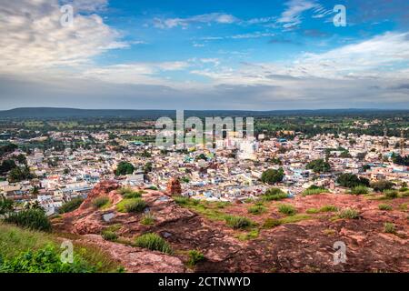 vue sur la ville depuis le sommet de la colline le matin avec un ciel bleu vif est prise à badami karnataka inde. Banque D'Images