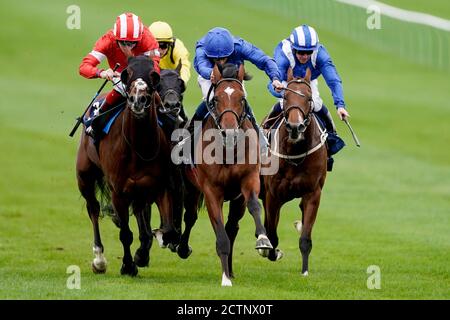 La Barrosa, criblée par le jockey William Buick (au centre), remporte les enjeux des Tattersalls de David Egan et Dark Lion (rouge) au cours du premier jour de la réunion de Cambridgeshire à l'hippodrome de Newmarket. Banque D'Images