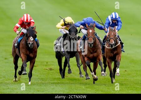 La Barrosa, criblée par le jockey William Buick (deuxième à droite), remporte les enjeux des Tattersalls de David Egan et Dark Lion (rouge) au cours du premier jour de la réunion de Cambridgeshire à l'hippodrome de Newmarket. Banque D'Images