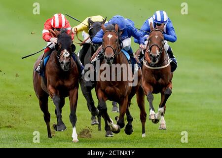 La Barrosa, criblée par le jockey William Buick (au centre), remporte les enjeux des Tattersalls de David Egan et Dark Lion (rouge) au cours du premier jour de la réunion de Cambridgeshire à l'hippodrome de Newmarket. Banque D'Images