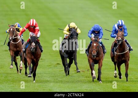 La Barrosa, criblée par le jockey William Buick (deuxième à droite), remporte les enjeux des Tattersalls de David Egan et Dark Lion (rouge) au cours du premier jour de la réunion de Cambridgeshire à l'hippodrome de Newmarket. Banque D'Images