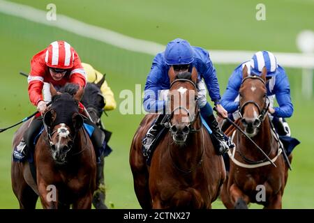 La Barrosa, criblée par le jockey William Buick (au centre), remporte les enjeux des Tattersalls de David Egan et Dark Lion (rouge) au cours du premier jour de la réunion de Cambridgeshire à l'hippodrome de Newmarket. Banque D'Images