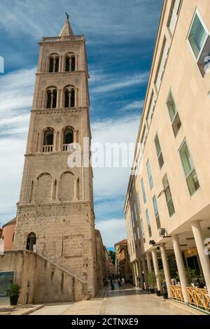 Zadar / Croatie - 2 septembre 2020 : clocher de la cathédrale de Zadar, célèbre monument de Croatie, région adriatique de la Dalmatie. Banque D'Images