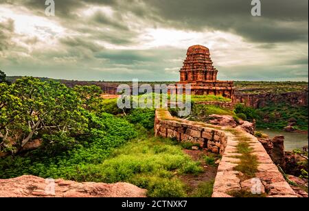 ancien temple d'art en pierre étonnant isolé avec des sentiers et une image spectaculaire du ciel est prise à la partie supérieure du fort nord de la shivalaya temple badami karnataka Banque D'Images