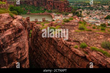 vue de la grotte de badami depuis fort avec ligne de tête le jour à partir de l'angle bas l'image est prise à la haute shivalaya nord fort temple badami karnataka inde. Banque D'Images