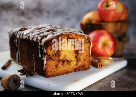 Pain de fritter aux pommes maison avec glaçage blanc sur fond automne, mise au point sélective Banque D'Images