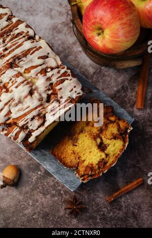 Pain de fritter aux pommes maison avec glaçage blanc sur fond automne, mise au point sélective Banque D'Images