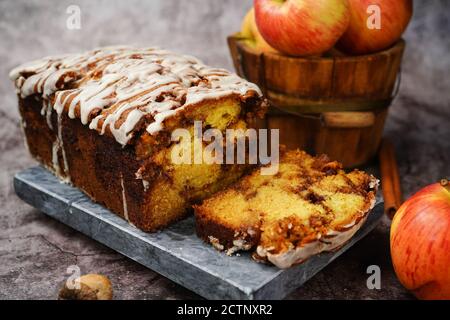 Pain de fritter aux pommes maison avec glaçage blanc sur fond automne, mise au point sélective Banque D'Images