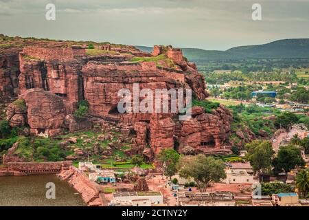 paysage montagneux avec un ciel spectaculaire le matin depuis l'image à angle plat montre la beauté de badami karnataka inde. Banque D'Images