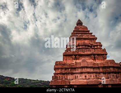 ancien temple avec lac religieux et arrière-plan de montagne à L'image du matin montre la beauté du temple de Bhutanatha à Badami karnataka inde Banque D'Images