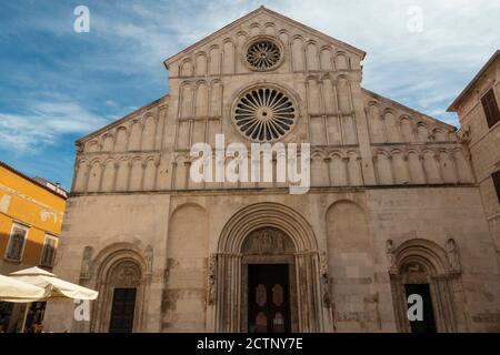 Zadar / Croatie - 2 septembre 2020 : cathédrale Saint-Anastasia à Zadar, Croatie. Banque D'Images