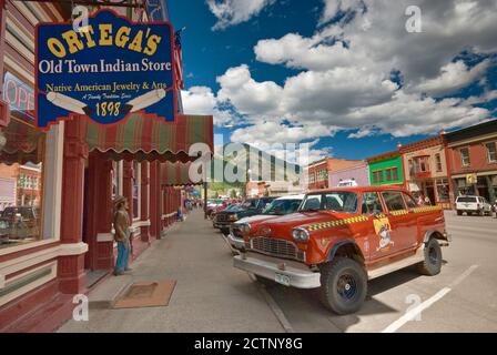 Checker taxis, servant de publicité pour le restaurant Grumpy's local au Grand Imperial Hotel sur Greene Street, Silverton, Colorado, États-Unis Banque D'Images