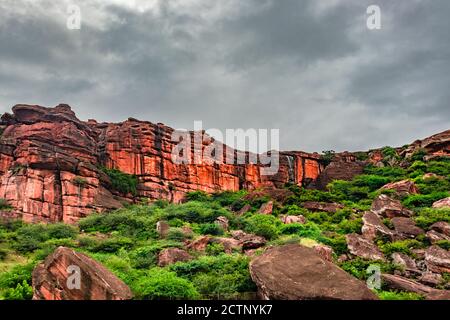 paysage montagneux avec un ciel spectaculaire le matin depuis l'image à angle plat montre la beauté de badami karnataka inde. Banque D'Images