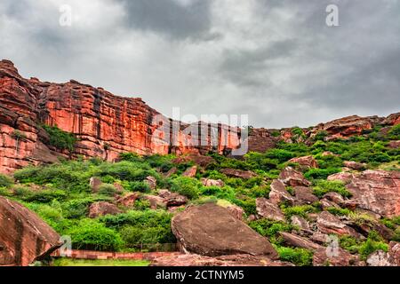 paysage montagneux avec un ciel spectaculaire le matin depuis l'image à angle plat montre la beauté de badami karnataka inde. Banque D'Images