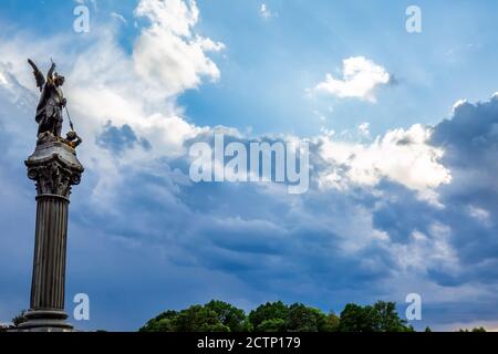 Les nuages orageux au-dessus de l'Église de la Sainte Trinité est une église catholique dans la ville agricole Gervyaty, région de Grodno, Biélorussie. Construit en 1899-1903 dans la ne Banque D'Images