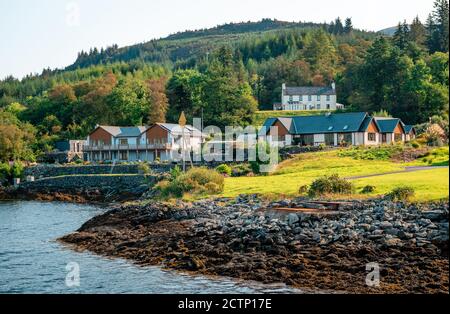 Chalets face au Loch Linnhe à Corran, un ancien village de pêcheurs, sur Corran point, sur le côté ouest des Corran Narrows du Loch Linnhe, en Écosse. Banque D'Images