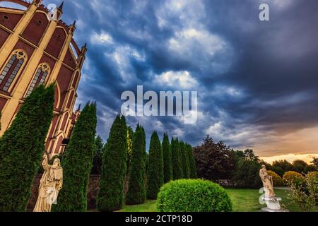 Les nuages orageux au-dessus de l'Église de la Sainte Trinité est une église catholique dans la ville agricole Gervyaty, région de Grodno, Biélorussie. Construit en 1899-1903 dans la ne Banque D'Images