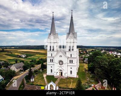 Vue aérienne de l'Église de la Divine Providence est une église catholique dans la ville agricole de Slobodka Braslav, région du Bélarus. Un mon architectural Banque D'Images