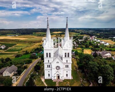 Vue aérienne de l'Église de la Divine Providence est une église catholique dans la ville agricole de Slobodka Braslav, région du Bélarus. Un mon architectural Banque D'Images