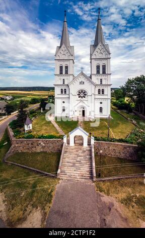 Vue aérienne de l'Église de la Divine Providence est une église catholique dans la ville agricole de Slobodka Braslav, région du Bélarus. Un mon architectural Banque D'Images