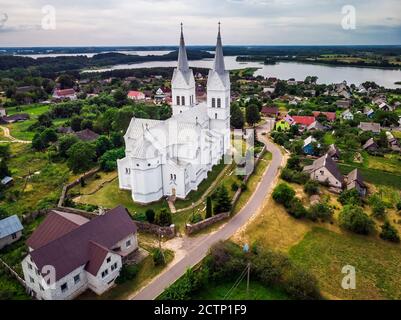 Vue aérienne de l'Église de la Divine Providence est une église catholique dans la ville agricole de Slobodka Braslav, région du Bélarus. Un mon architectural Banque D'Images