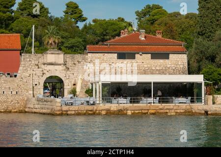 Zadar / Croatie - 2 septembre 2020 : les murs de la ville de Zadar. Un des restaurants. Banque D'Images