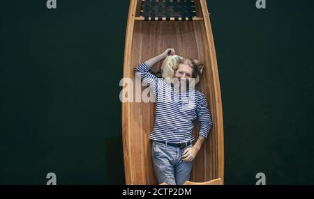 Homme barbu souriant se détendant dans le bateau Banque D'Images