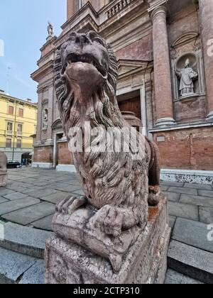 statue du lion sur la piazza san prospero à reggio emilia, italie Banque D'Images