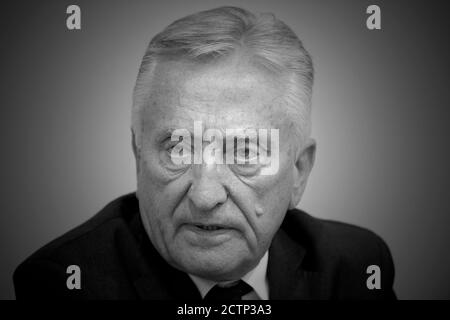 Düsseldorf, Allemagne. 24 septembre 2020. Fondateur de Gerry Weber Moden Gerhard Weber meurt à l'âge de 79 ans. Archive photo; Gerhard WEBER, PDG de Gerry Weber International AG, portrait, portrait, image individuelle rognée, motif unique, ici dans la salle d'exposition de sa succursale de Düsseldorf, conférence de presse annuelle de Gerry Weber International à Düsseldorf, 27.02.2013. Vé-ÇvÇ ® | utilisation dans le monde crédit: dpa/Alay Live News Banque D'Images