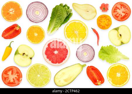 Vue de dessus du motif légumes frais coupés et fruits isolés sur fond blanc. Banque D'Images