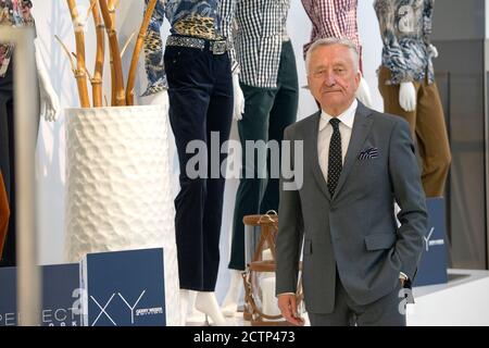 Düsseldorf, Allemagne. 24 septembre 2020. Fondateur de Gerry Weber Moden Gerhard Weber meurt à l'âge de 79 ans. Archive photo; Gerhard WEBER, PDG de Gerry Weber International AG, ici dans la salle d'exposition de sa filiale de Düsseldorf, conférence de presse annuelle de Gerry Weber International à Düsseldorf, 27 février 2012. å | usage dans le monde crédit: dpa/Alay Live News Banque D'Images