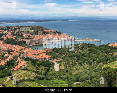 Vue sur le village et le port de Collioure, en France, sur la mer Méditerranée. Banque D'Images