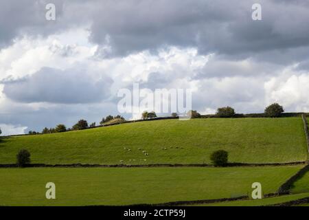 Des nuages sombres, des cieux orageux et des globuleuses se déroulant au-dessus des terres agricoles locales dans le village de Kirkheaton, dans le West Yorkshire, en Angleterre, lors d'un après-midi d'automne Banque D'Images