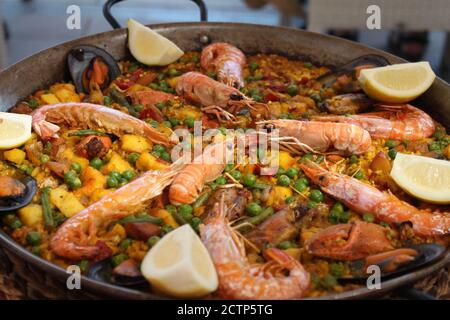 Image d'une paella de fruits de mer, un plat typiquement espagnol, sur une terrasse à Portopetro (Mallorca Espagne). / ANA BORNAY Banque D'Images