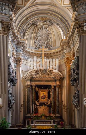 ROME, ITALIE - 2014 AOÛT 18. Intérieur de l'église à Rome. Banque D'Images