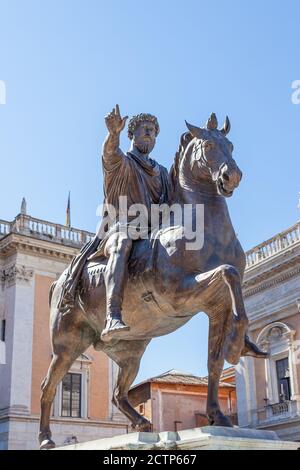 ROME, ITALIE - 2014 AOÛT 18. Statue équestre de l'empereur Marcus Aurelius sur la Piazza del Campidoglio, colline du Capitole. Banque D'Images