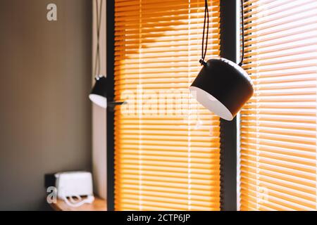 Suspensions modernes noires dans la cuisine. Décoration intérieure. Banque D'Images