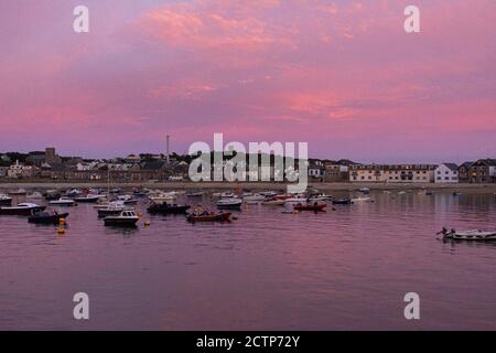 Ciel rose sur des bateaux amarrés de Town Beach, Hugh Town, St Mary's, Isles of Scilly Banque D'Images