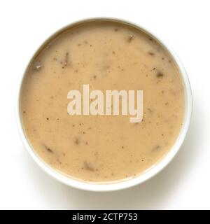 Crème de champignons dans un bol en céramique blanc isolé sur blanc. Vue de dessus. Pas de garniture. Banque D'Images