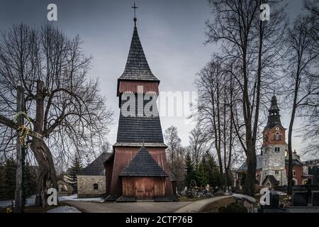 Unique église en bois du XVIIe siècle à Bialka Tatrzanska. Nuages sombres et sombres et ciel spectaculaire. Montagnes Tatra, Pologne Banque D'Images