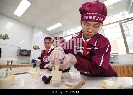 Guiyang, province chinoise de Guizhou. 24 septembre 2020. Les élèves font des gâteaux de lune à l'école primaire Huaguoyuan No 3, dans le district de Nanming de Guiyang, dans la province de Guizhou, dans le sud-ouest de la Chine, le 24 septembre 2020. C'est une tradition de manger des gâteaux de lune pendant le festival de la mi-automne, qui tombe le 1er octobre de cette année. Credit: Zhao Song/Xinhua/Alay Live News Banque D'Images