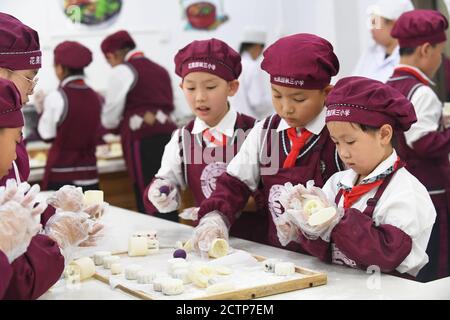 Guiyang, province chinoise de Guizhou. 24 septembre 2020. Les élèves font des gâteaux de lune à l'école primaire Huaguoyuan No 3, dans le district de Nanming de Guiyang, dans la province de Guizhou, dans le sud-ouest de la Chine, le 24 septembre 2020. C'est une tradition de manger des gâteaux de lune pendant le festival de la mi-automne, qui tombe le 1er octobre de cette année. Credit: Zhao Song/Xinhua/Alay Live News Banque D'Images